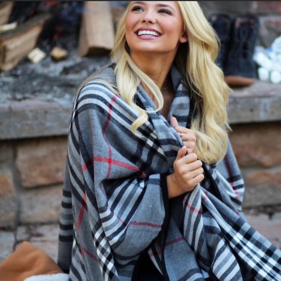 ❤️ LAST 1!!! ❤️ Gray plaid ruana wrap - Picture 2 of 5